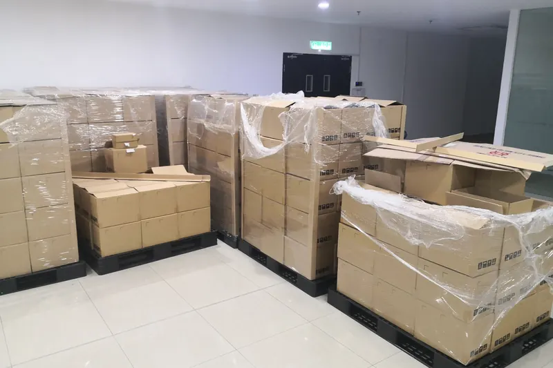Cajas de mercancía en pallets dentro de un almacén