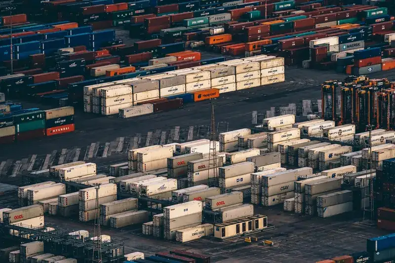 Contenedores de carga en un puerto, listos para exportar